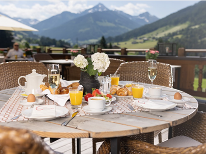Wanderurlaub - Sauna - Herrliche Ausblicke beim reichhaltigen Frühstück auf der Panoramaterrasse 

 - Alpbacherhof - Mountain & Spa Resort