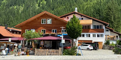 Wanderurlaub - Bayern - Bergsteiger-Hotel "Grüner Hut" am hinteren Dorfplatz in Hinterstein. - Bergsteiger-Hotel "Grüner Hut"