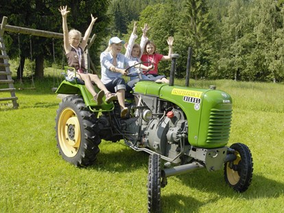 Wanderurlaub - Familienwanderung - Oldtimer Traktoren-Verleih - Hotel GUT Trattlerhof & Chalets****