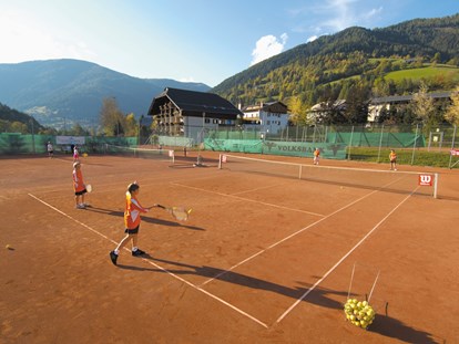 Wanderurlaub - Hunde: auf Anfrage - Kärnten - hauseigene Tennisplätze - Hotel GUT Trattlerhof & Chalets****