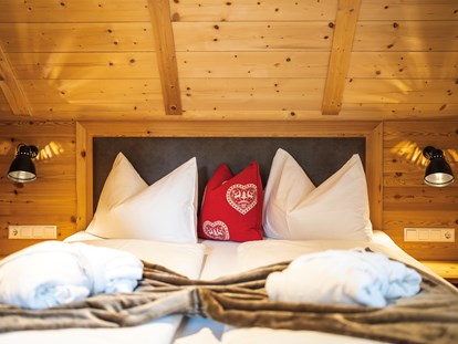 Wanderurlaub - Hotel-Schwerpunkt: Wandern & Romantik - Schlafzimmer - Trattlers Hof-Chalets - Trattlers Hof-Chalets