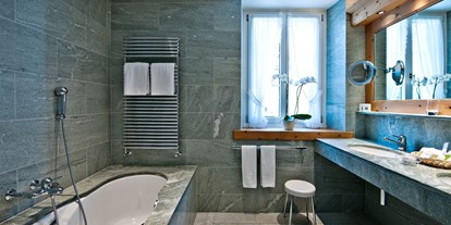 Wanderurlaub - Schweiz - Badezimmer mit einheimischen Verde Spluga Granit und Marmor - Parkhotel Margna