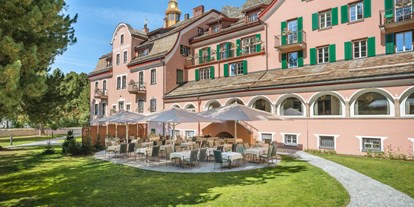 Wanderurlaub - Schweiz - Grosszügiger Hotelpark mit mächtigen Bäumen und einer Sonnenterrasse - Parkhotel Margna
