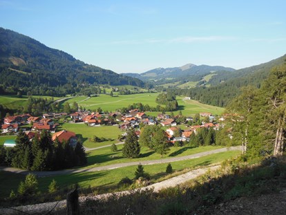 Wanderurlaub - Bayern - Berg- und Aktivhotel Edelsberg, Bad Hindelang-Unterjoch, Blick auf Dorf Unterjoch - Berg- und Aktivhotel Edelsberg GmbH