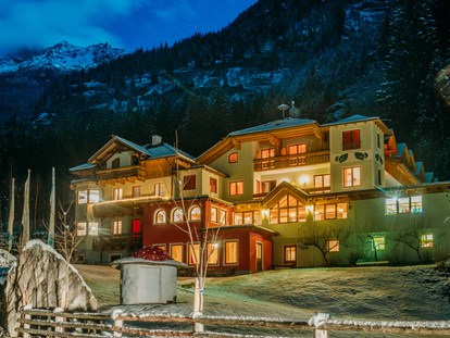 Wanderurlaub - Schwierigkeit Klettersteig: D - Kärnten - Hotelansicht Abends - Winter  - Pirker’s Natur & Bio Familienhotel