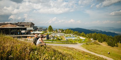 Wanderurlaub - Ausrüstungsverleih: Kindertrage - Kärnten - 147 km Wanderwege direkt vor den Toren des Resorts - Mountain Resort Feuerberg