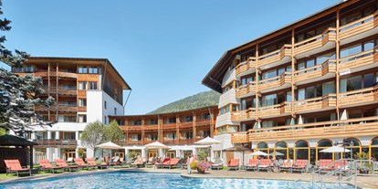 Wanderurlaub - Hotel-Schwerpunkt: Wandern & Wellness - Kärnten - Hotelansicht mit Außenpool - Hotel DIE POST ****
