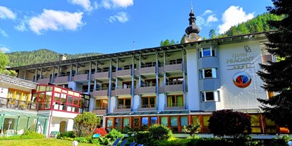 Wanderurlaub - Massagen - Kärnten - Hotel im Sommer von außen - Hotel Prägant ****