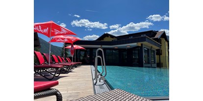 Wanderurlaub - Schladming-Dachstein - Infinity Pool mit Liegen - Hotel Stocker