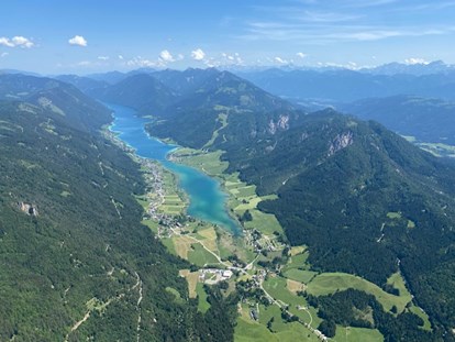 Wanderurlaub - Beautybehandlungen - Kärnten - In 1.000 m Seehöhe - mit dem Gleitschirm  -
Blick auf den Weissensee  - Sattleggers Alpenhof & Feriensternwarte
