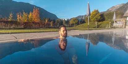 Wanderurlaub - Steiermark - Sauna-Außenbecken Herbst - Narzissen Vital Resort