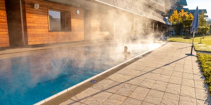 Wanderurlaub - Steiermark - Schwimmen im Sauna-Außenbecken - Narzissen Vital Resort