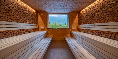 Wanderurlaub - Steiermark - Zirbensauna mit Ausblick in die Natur - Narzissen Vital Resort