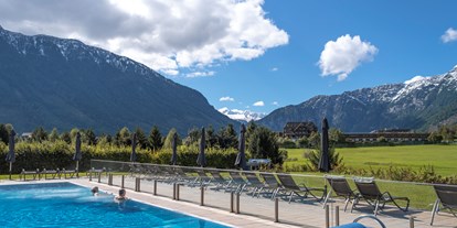 Wanderurlaub - Steiermark - Solebad-Außenbecken mit Blick auf den Dachstein - Narzissen Vital Resort