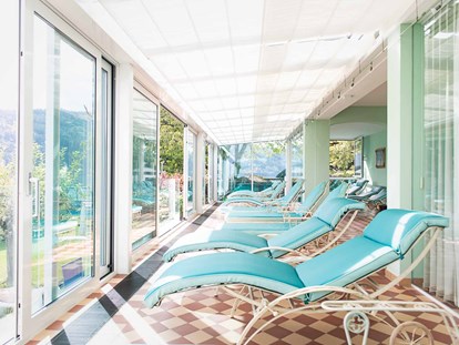 Wanderurlaub - Österreich - Ruhebereich mit Blick zum See - Seeglück Hotel Forelle