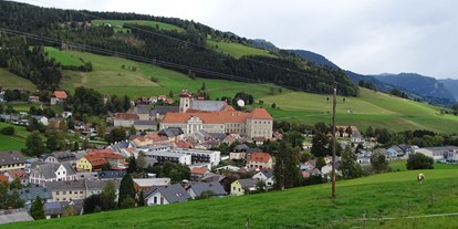 Wanderurlaub - Steiermark - Blick auf St. Lambrecht - Hotel Landsitz Pichlschloss