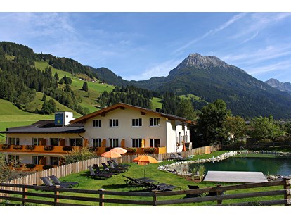 Wanderurlaub - Salzburg - Hotelansicht mit Schwimmteich - Familienhotel Botenwirt ***S