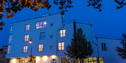 Wanderurlaub - Hotel-Schwerpunkt: Wandern & Romantik - Hotel bei Nacht - Mythenresort Heimdall
