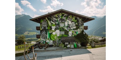 Wanderurlaub - Tiroler Unterland - Alpine Jungle (Mural Art) - BergBaur