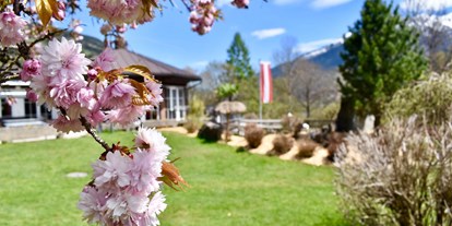 Wanderurlaub - Pinzgau - Frühlingsgefühle im Garten - Hotel Hubertus