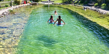 Wanderurlaub - Pinzgau - Kinder haben Spaß im Naturteich - Hotel Hubertus