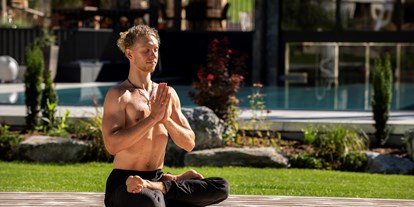 Wanderurlaub - Tiroler Unterland - Yoga auf den Decks im Garten - das Alois ****s