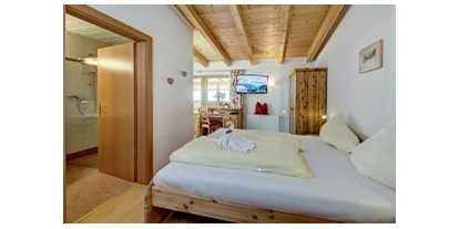 Wanderurlaub - Hohe Tauern - Ländliche Doppelzimmer mit Balkon und geräumigen Badezimmern - Berghotel Jaga Alm 