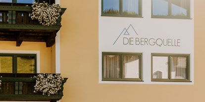 Wanderurlaub - Ramsau am Dachstein - Außenansicht im Sommer - B&B Hotel Die Bergquelle