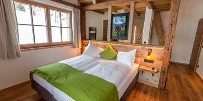 Wanderurlaub - Pinzgau - Schlafzimmer mit offenen Badezimmer im Chalet Sepp - Chalet Marolden