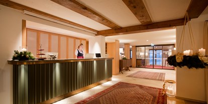 Wanderurlaub - Vorarlberg - Rezeption im Hotel Sonnenburg - Hotel Sonnenburg