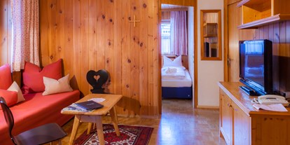 Wanderurlaub - Tiroler Oberland - Familienappartement mit Wohnbereich, zwei Schlafzimmer und zwei Badezimmer mit Dusche und Badewanne - Bio-Hotel Saladina