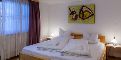Wanderurlaub - Tiroler Oberland - Schlafzimmer mit Zirbenbett in der Suite Deluxe - Bio-Hotel Saladina