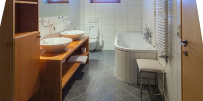 Wanderurlaub - Tiroler Oberland - Badezimmer der Suite Deluxe - Bio-Hotel Saladina