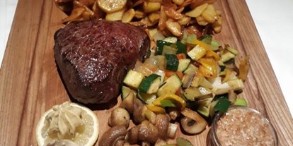 Wanderurlaub - Vorarlberg - Kobe Steak am Tisch tranchiert - Bio-Hotel Saladina