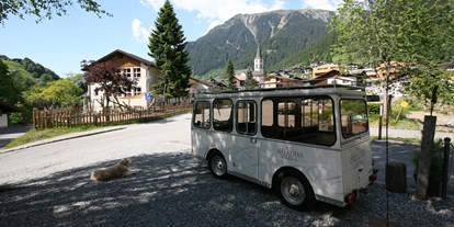 Wanderurlaub - Tiroler Oberland - Unser Hotelbus mit Hotelhund Pauli - Bio-Hotel Saladina