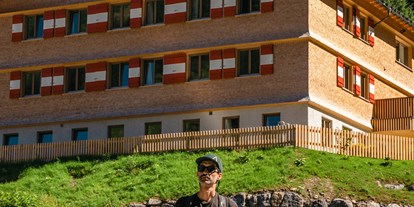 Wanderurlaub - Vorarlberg - Familienwanderung mit hauseigenem Wanderguide am Berghaus Schröcken - Berghaus Schröcken