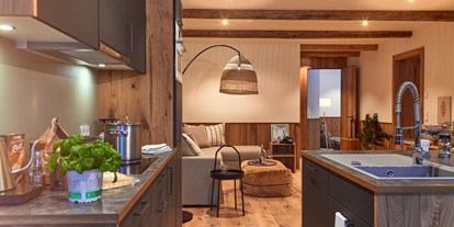 Wanderurlaub - Vorarlberg - Wohn- und Küchenbereich im großen Apartment Auszeit im Berghaus Schröcken - Berghaus Schröcken