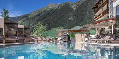 Wanderurlaub - Tiroler Oberland - Außenpool im Hotel Post Ischgl - Hotel Post Ischgl