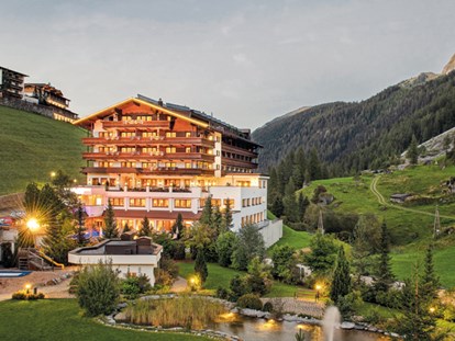 Wanderurlaub - Unterkunftsart: Hotel - Außenansicht des Hotels  - Hotel Alpenhof