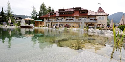 Wanderurlaub - Hotel-Schwerpunkt: Wandern am See - Hotelansicht mit Badeteich - Wellnesshotel Schönruh - Adults Only