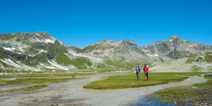 Wanderurlaub - Schweiz - Wandern zu zweit in der Destination Davos - Klosters - Wiesen - Aparthotel Muchetta