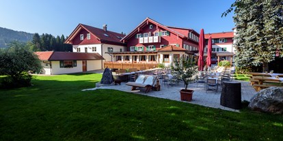 Wanderurlaub - Bayern - Biergarten und Gartenterrasse mitten im Grün - Natur-Landhaus Krone, Bio-Hotel & Soulfood-Restaurant