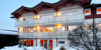 Wanderurlaub - Bayern - Romantische Winterstimmung an der Sauna und Poolseite mit Terrassen und Eisbecken - Natur-Landhaus Krone, Bio-Hotel & Soulfood-Restaurant