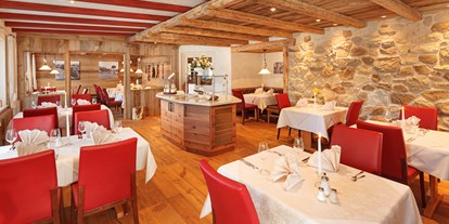 Wanderurlaub - Bayern - Alpines Restaurant mit Bufett und echtem Altholz, Steinwand und heimeligen Ecken - Natur-Landhaus Krone, Bio-Hotel & Soulfood-Restaurant