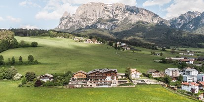 Wanderurlaub - Dolomiten - Blick von der Vogelperspektive auf das Hotel und dem Schlern -  Hotel Emmy-five elements