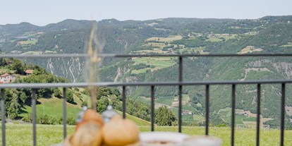 Wanderurlaub - Dolomiten - Frühstücken auf der Terrasse mit Traum-Aussicht -  Hotel Emmy-five elements