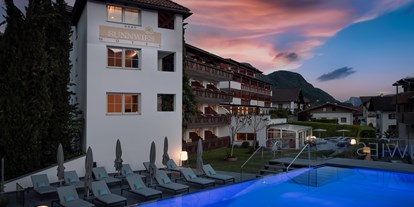 Wanderurlaub - Schenna - Hotel bei Nacht - Hotel Sunnwies