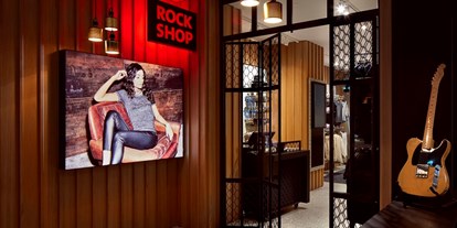 Wanderurlaub - Schweiz - Eingang Rock Shop - Hard Rock Hotel Davos
