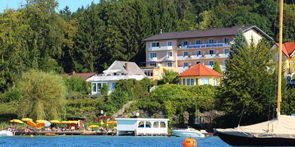 Wanderurlaub - Schwierigkeit Wanderungen: Blau - Kärnten - Urlaub im Flairhotel am Wörthersee- Blick vom See zum Hotel  - Flairhotel am Wörthersee