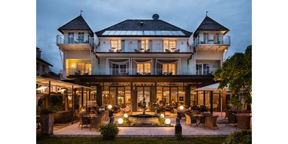 Wanderurlaub - Hotelbar - Kärnten - Seehotel Hubertushof - Gartenansicht - Seehotel Hubertushof